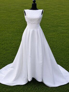 1960s Inspired Wedding Dress Bateau Neck Bow Back Chapel Train XS/S